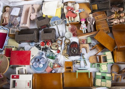 Lot 824 - A quantity of 1930-50s dolls’ house furniture and chattels