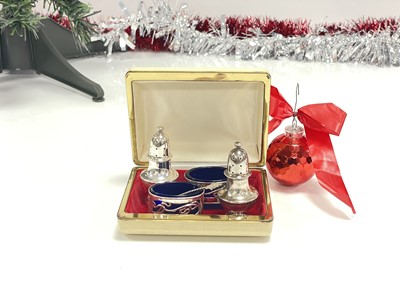 Lot 34 - A pair of Edwardian silver peppers by TL