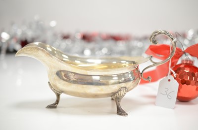 Lot 36 - An Edwardian silver three quarter pint sauce boat by JR