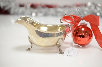 Lot 37 - An Edwardian silver sauce boat