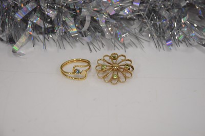Lot 99 - A continental 750 marked dress ring set with a blue paste gem