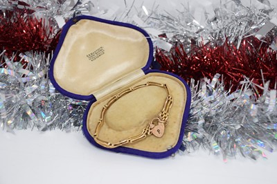 Lot 104 - An Edwardian 9ct three bar gate link bracelet
