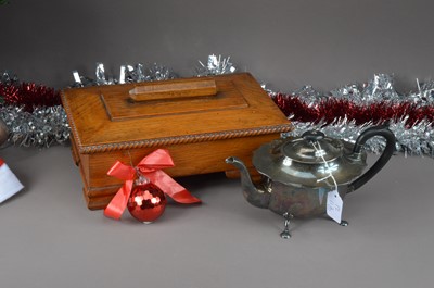 Lot 117 - A silver plated 'Queen Anne' style tea pot