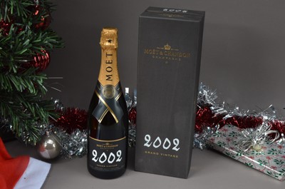 Lot 166 - A boxed bottle of 2002 Moet et Chandon Grande Vintage Champagne