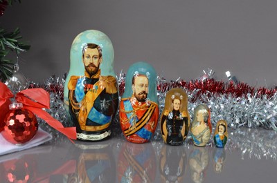 Lot 175 - A set of five Russian dolls