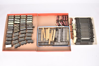 Lot 132 - Tri-ang TT unboxed wagons