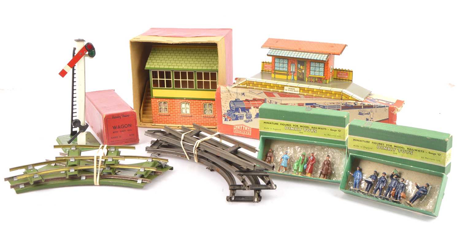 Lot 5 - Hornby 0 Gauge No 2E Station Signal Transformer and small quantity of 0 Gauge Track