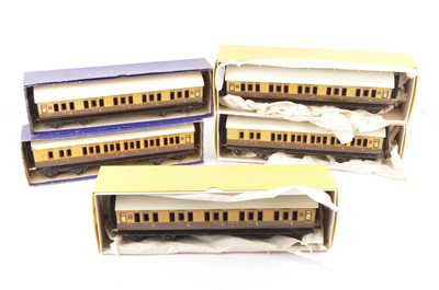 Lot 39 - Five Bassett-Lowke 0 Gauge tinplate GWR Coaches (5)