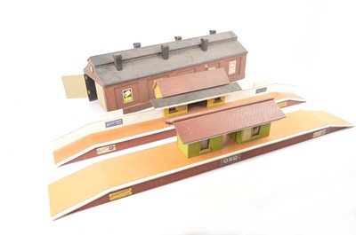 Lot 84 - Large 0 Gauge wood construction pitch roof  Island Waiting Room  with central and two extension platforms with ramps to give 90'' length (3 pieces)