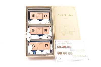 Lot 346 - ACE Trains 0 Gauge G2 SR pink and blue Refrigerator Van Set
