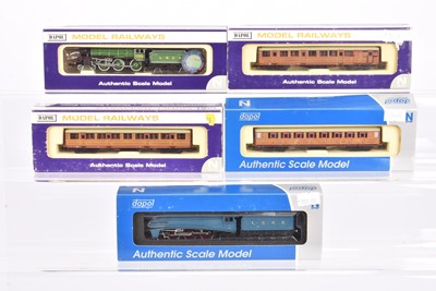 Lot 3 - Dapol N Gauge LNER Steam Locomotives with Tenders and Teak Coaches