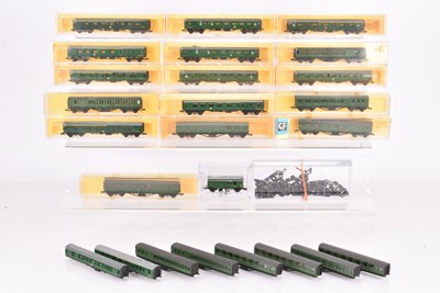 Lot 78 - N Gauge Green Liveried Southern Region Coaching Stock