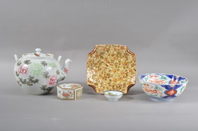 Lot 104 - An assorted collection of Chinese and Japanese ceramics