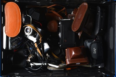 Lot 332 - A Tray of Various Cameras