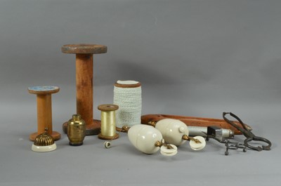 Lot 139 - An assorted collection of collectables