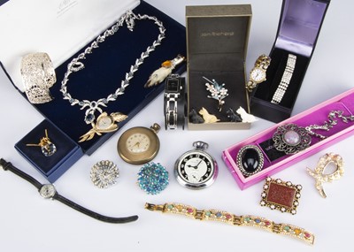 Lot 14 - A collection of costume jewels