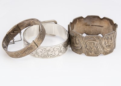 Lot 15 - A contemporary silver engraved hinged bangle