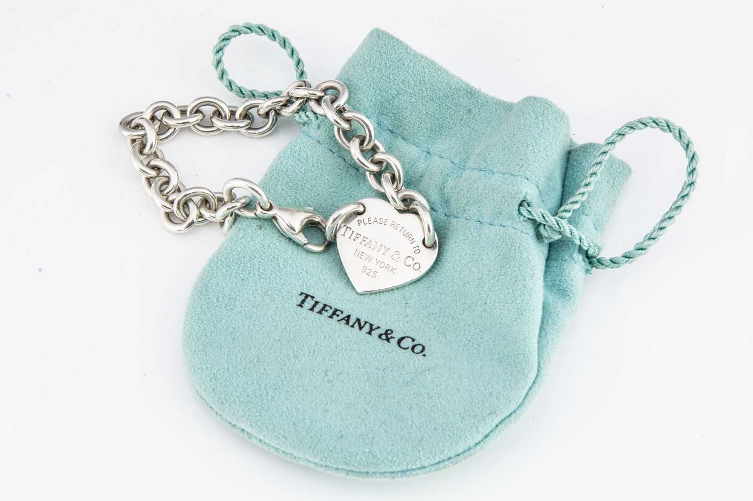 Lot 23 - A 'Tiffany & Co style' silver bracelet