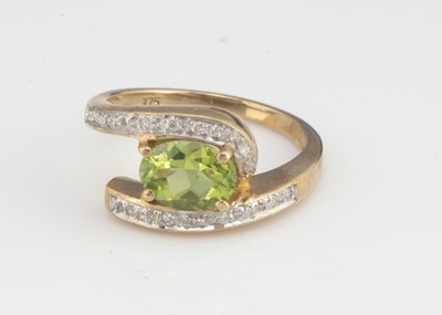 Lot 32 - A modern 9ct gold and gem set ring