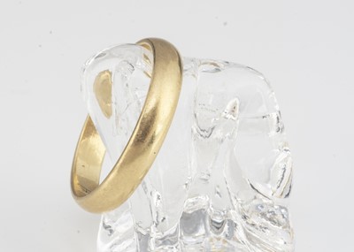 Lot 36 - An 18ct gold wedding band ring