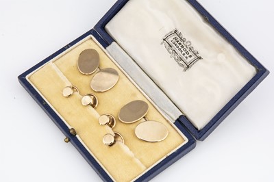 Lot 57 - A 9ct gold cufflink and dress stud set