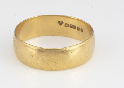 Lot 66 - An 18ct gold barrel wedding band