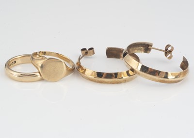 Lot 81 - A 9ct gold wedding band