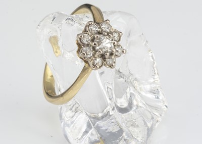 Lot 117 - A contemporary diamond cluster ring