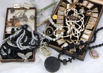 Lot 152 - A collection of costume jewellery