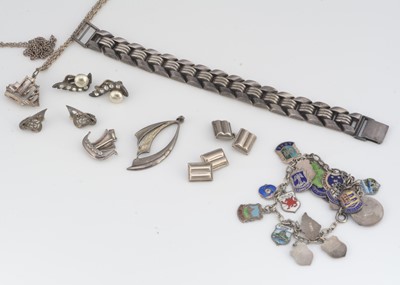 Lot 170 - A collection of silver jewellery