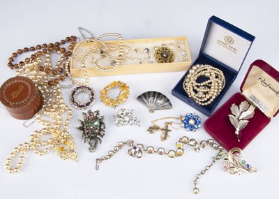 Lot 171 - A 9ct gold and sapphire pendant and chain