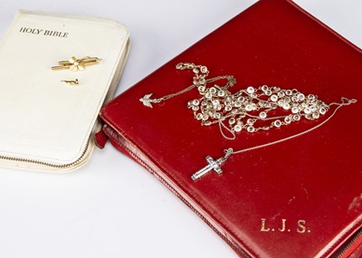 Lot 178 - An Edwardian yellow metal three leaf clover and seed pearl bar brooch