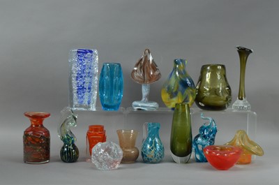 Lot 271 - A large collection of assorted studio glassware