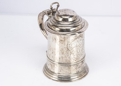 Lot 426 - A George II style covered tankard