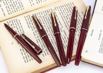 Lot 470 - Five vintage Parker fountain pens
