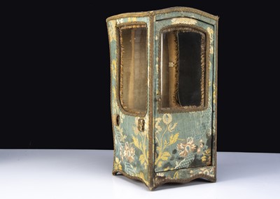Lot 73 - A 19th century doll’s sedan chair