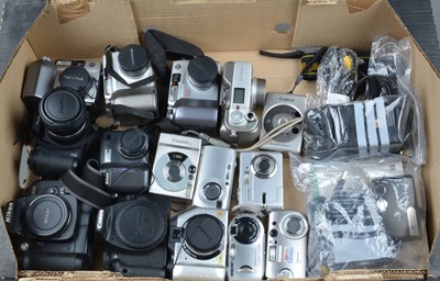 Lot 11 - A Tray of Digital Cameras