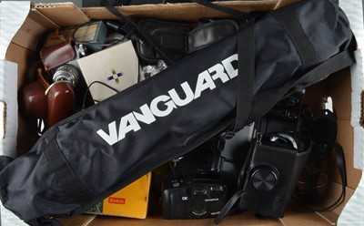 Lot 477 - A Tray of Cameras and Related Items
