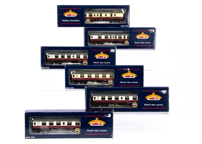 Lot 180 - Bachmann OO Gauge BR Crimson & Cream Coaching Stock