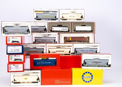 Lot 608 - Rivarossi HO Gauge French and Spanish Freight Stock (21)