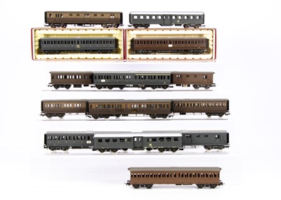Lot 614 - Rivarossi HO Gauge Italian Coaching Stock (14)