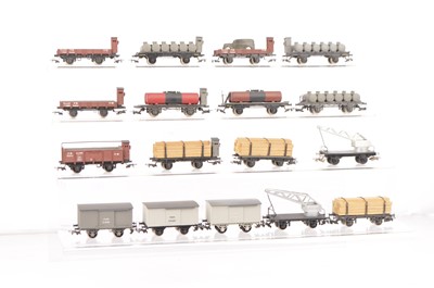 Lot 620 - Rivarossi HO Gauge Italian Freight Stock (17)