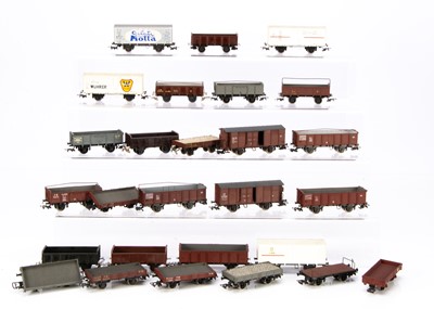 Lot 621 - Rivarossi HO Gauge Italian Freight Stock (28)