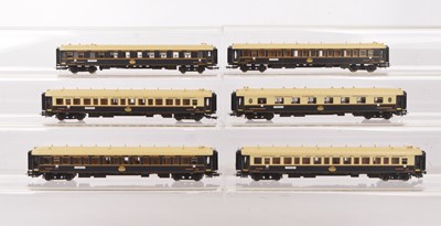 Lot 631 - Rivarossi HO Gauge Compagnie Des Wagons Lit Rake of Six Coaches (6)