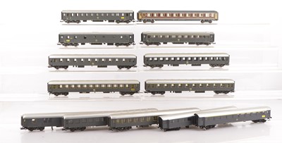 Lot 633 - Rivarossi HO Gauge FS Coaching Stock (13)
