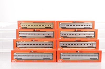 Lot 641 - Rivarossi H0 Gauge Archive collection Amtrak silver coaches with red/white/blue stripes (8)