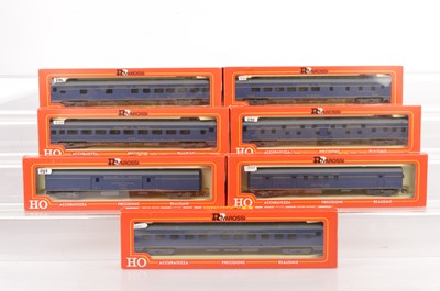 Lot 648 - Rivarossi H0 Gauge Archive collection Louisville and Nashville blue Coaches (7)