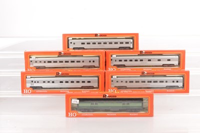 Lot 650 - Rivarossi H0 Gauge Archive collection Southern silver Coaches and two tone green Baggage Car (6)