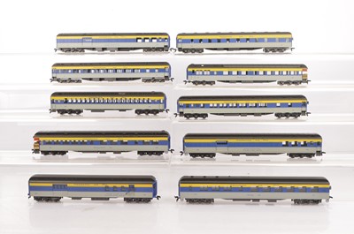 Lot 698 - Rivarossi H0 Gauge Archive collection unboxed Chesapeake and Ohio blue and yellow pannelled 12-wheel Coaches (16)