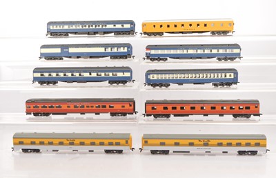 Lot 703 - Rivarossi H0 Gauge Archive collection unboxed various Liveries Coaches (16)